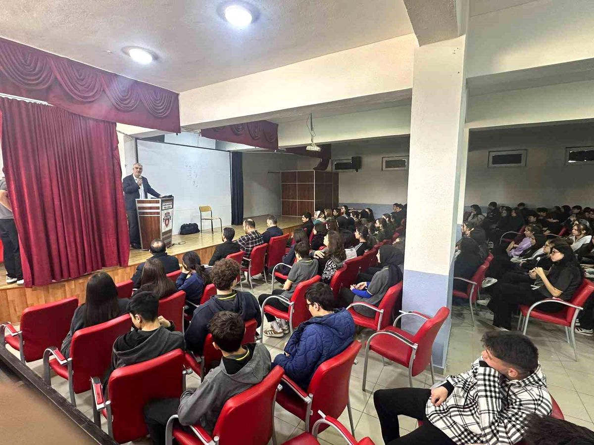 'Namaz Ağacı' yarışmasında dereceye giren fen liseli gençlere ödülleri verildi