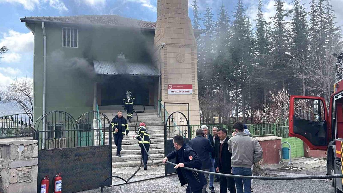 Niğde'de camide yangın, ekiplerin müdahalesi sürüyor