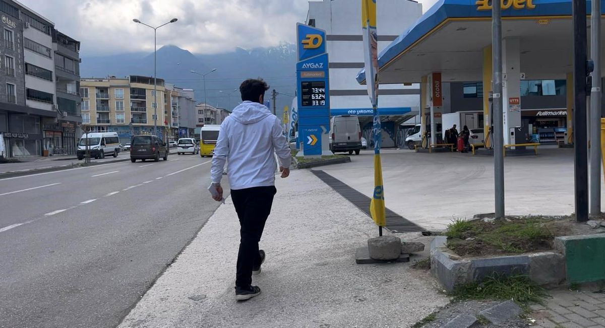 Plakayı okuyamadı, fişe "Putin" yazdı... Ruslara kahkaha attıran olay işsiz bıraktı