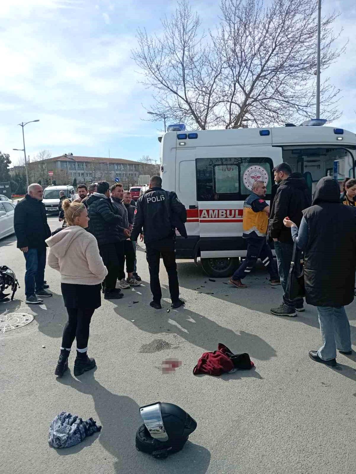 Silivri'de ışık ihlali yapan otomobil sürücüsü, motosikletle çarpıştı