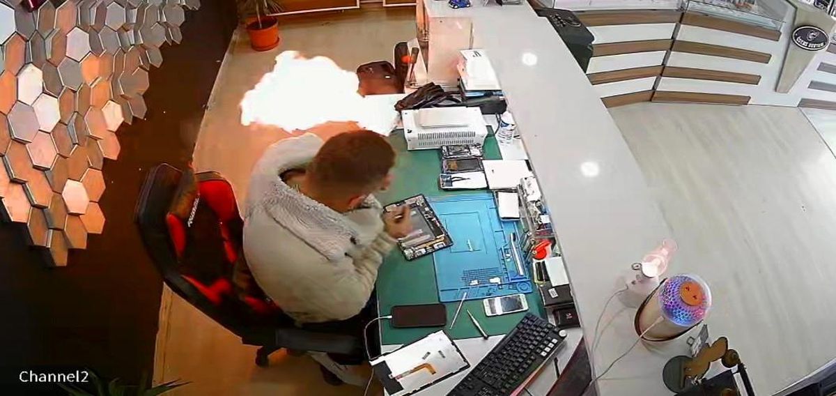 Şişen telefon bataryası bomba gibi patladı