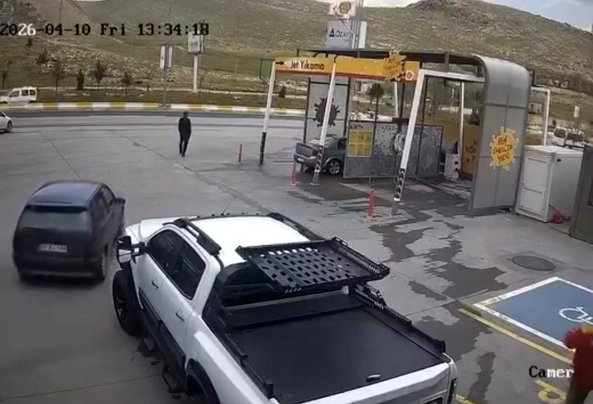 Sürücüsünün el frenini çekmeyi unuttuğu otomobil anayola çıktı