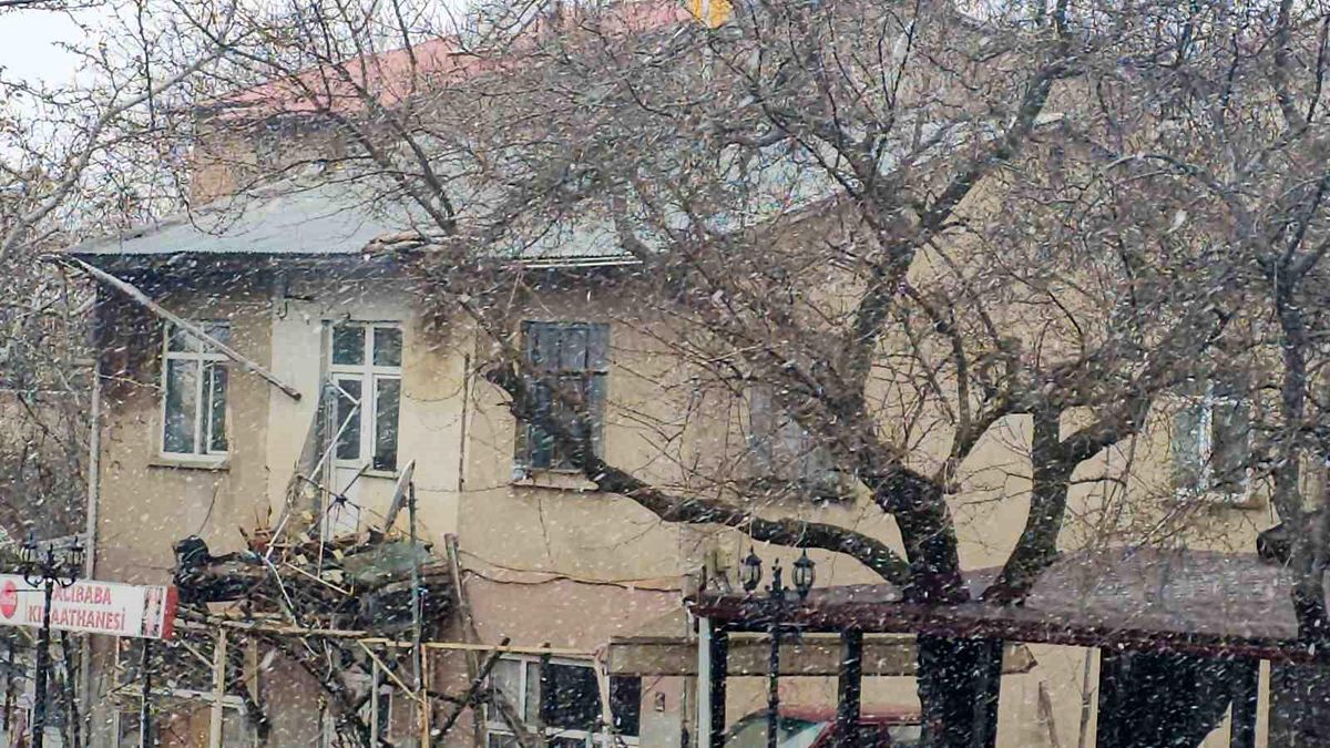 Tarihi Harput'ta nisanda kar sürprizi