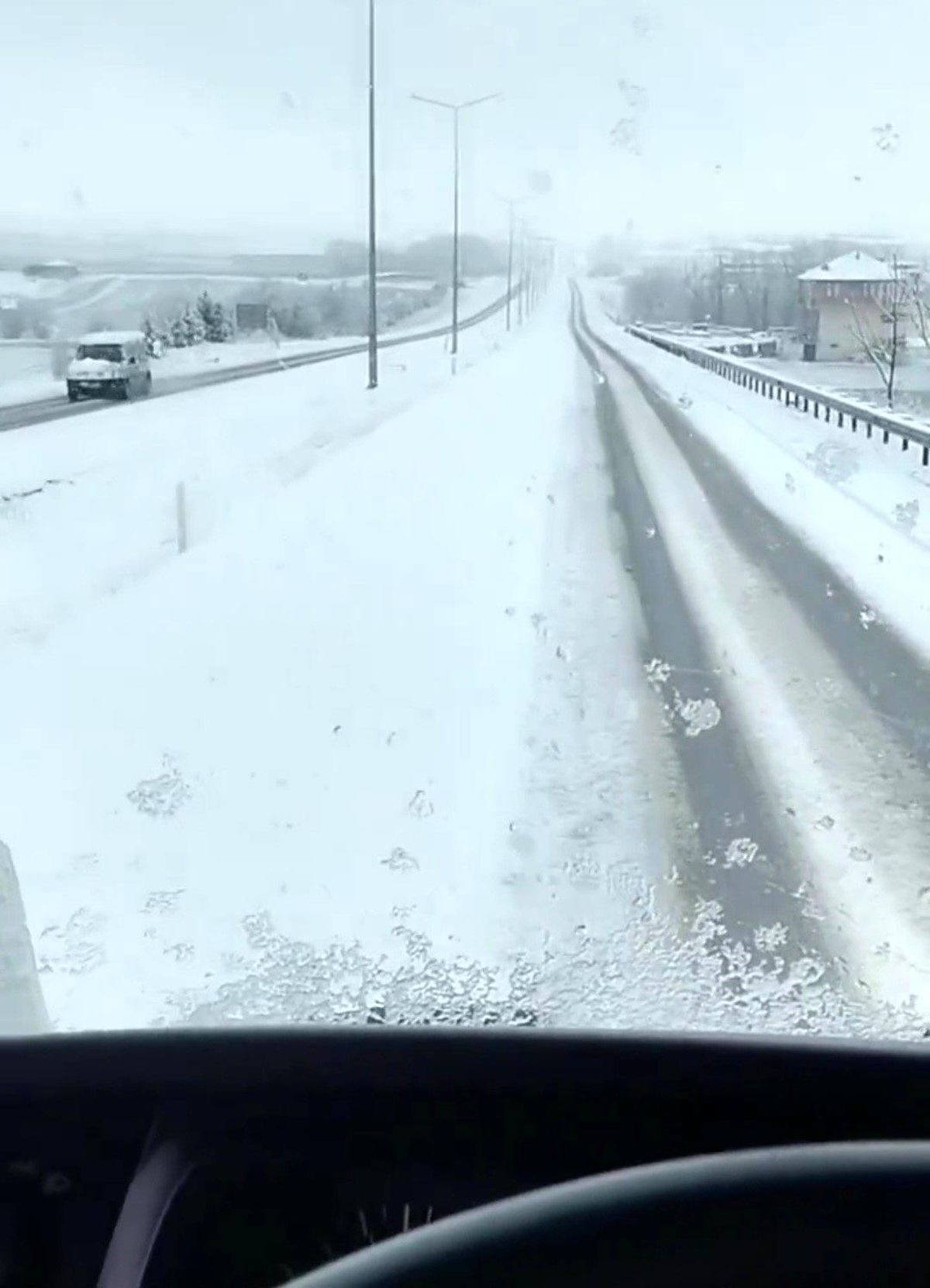 Yozgat'ta karayolları ekipleri kar mesaisinde