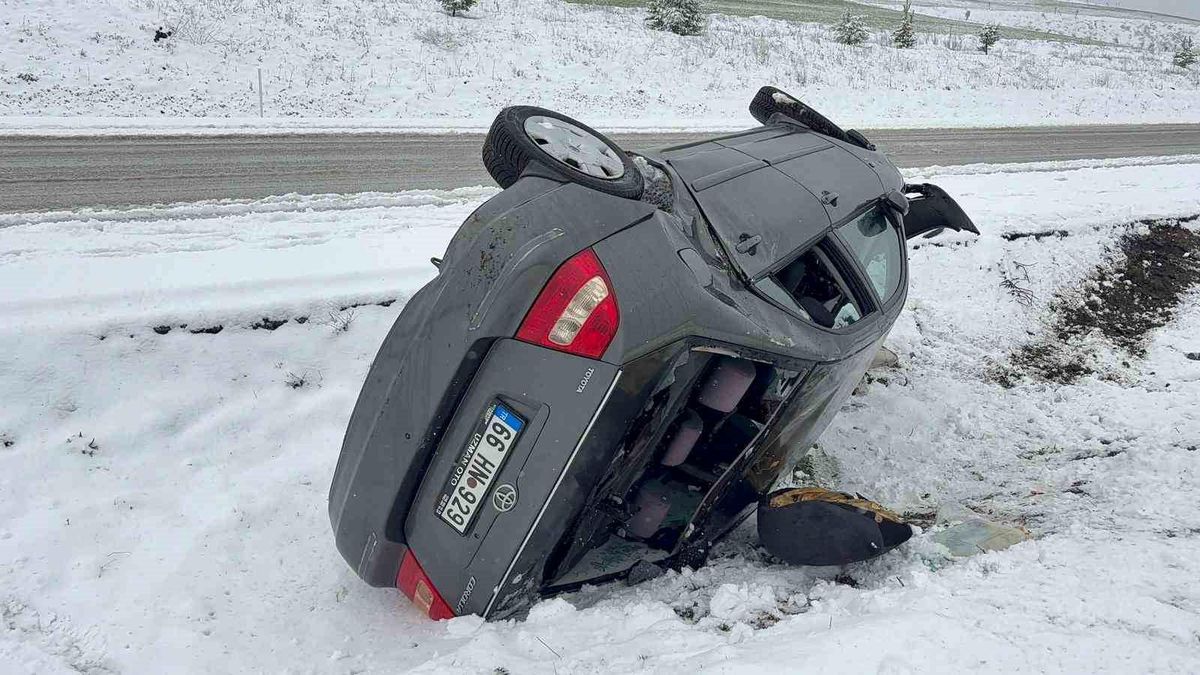 Yozgat'ta otomobil yan yattı: 4 yaralı