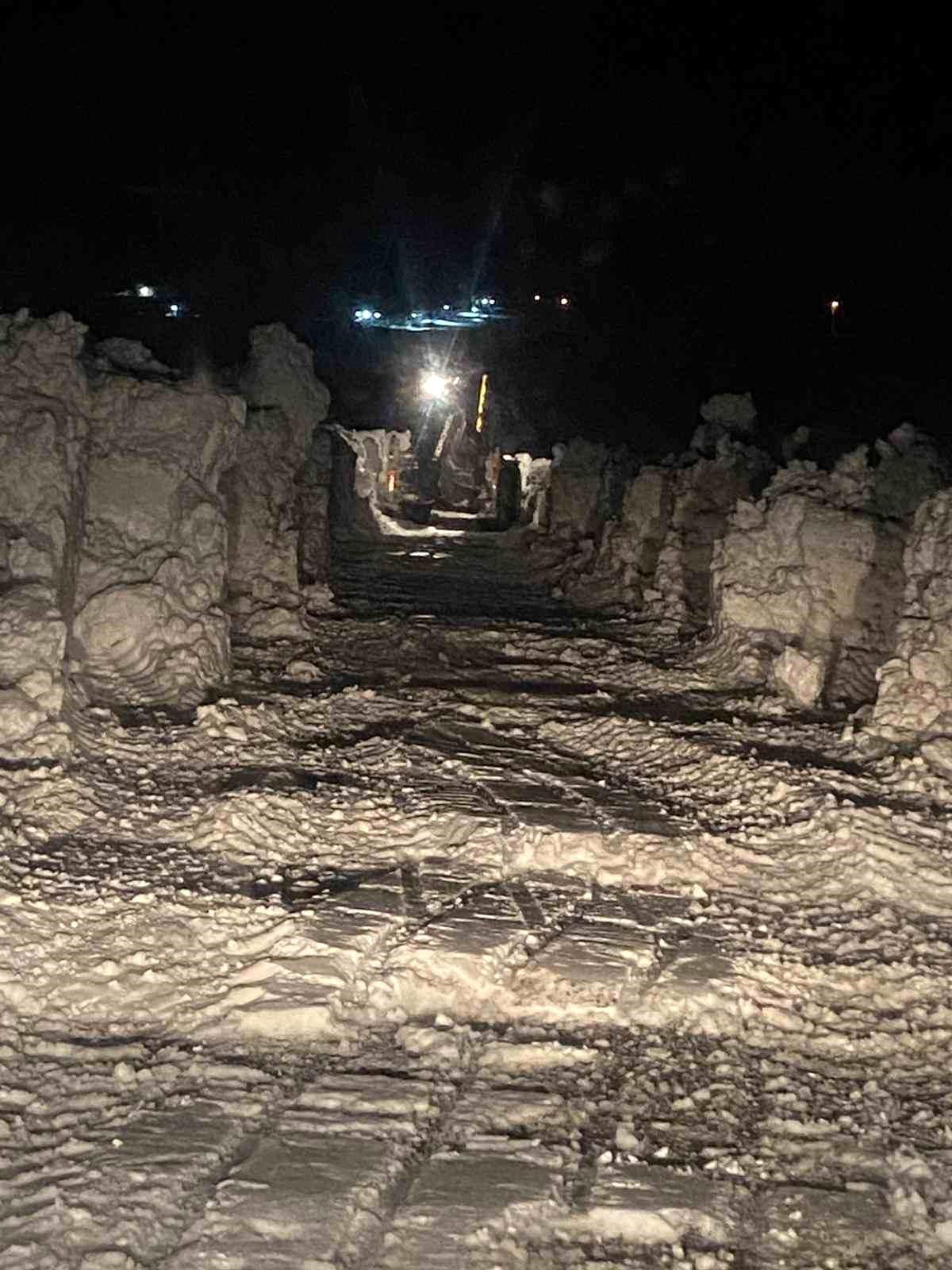 Bitlis'te karda mahsur kalan 112 ekibi kurtarıldı