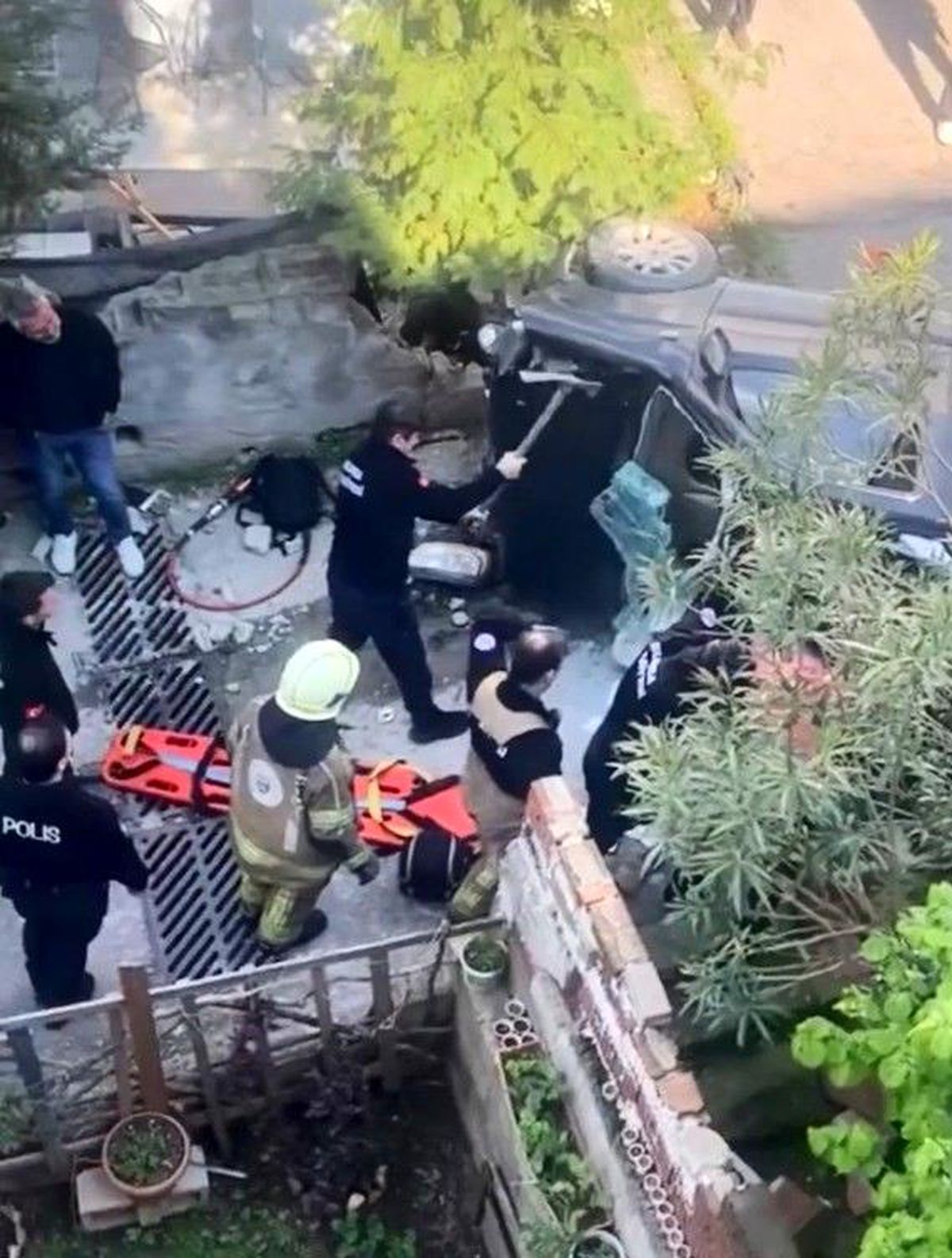 Bursa'da kaza yapan araç merdivenlerden yuvarlandı: 1 yaralı