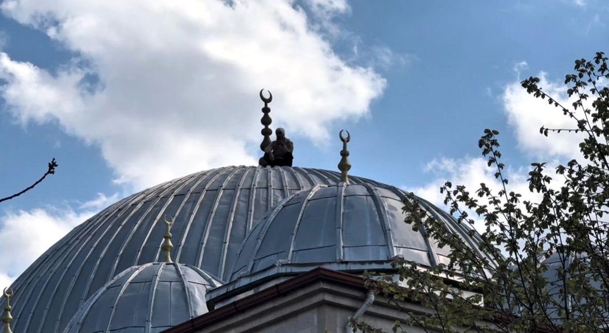 Caminin çatısına çıkan şahıs 2 saatlik çabanın sonunda ikna edilerek aşağı indirildi