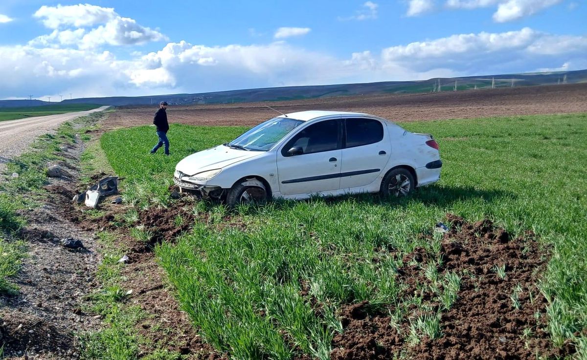 Çorum'da devrilen otomobilin sürücüsü yaralandı