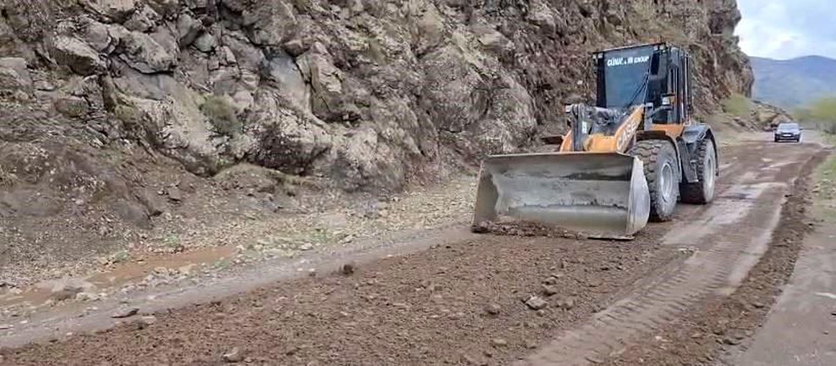 Elazığ'da heyelan nedeniyle kapanan köy yolu yeniden ulaşıma açıldı