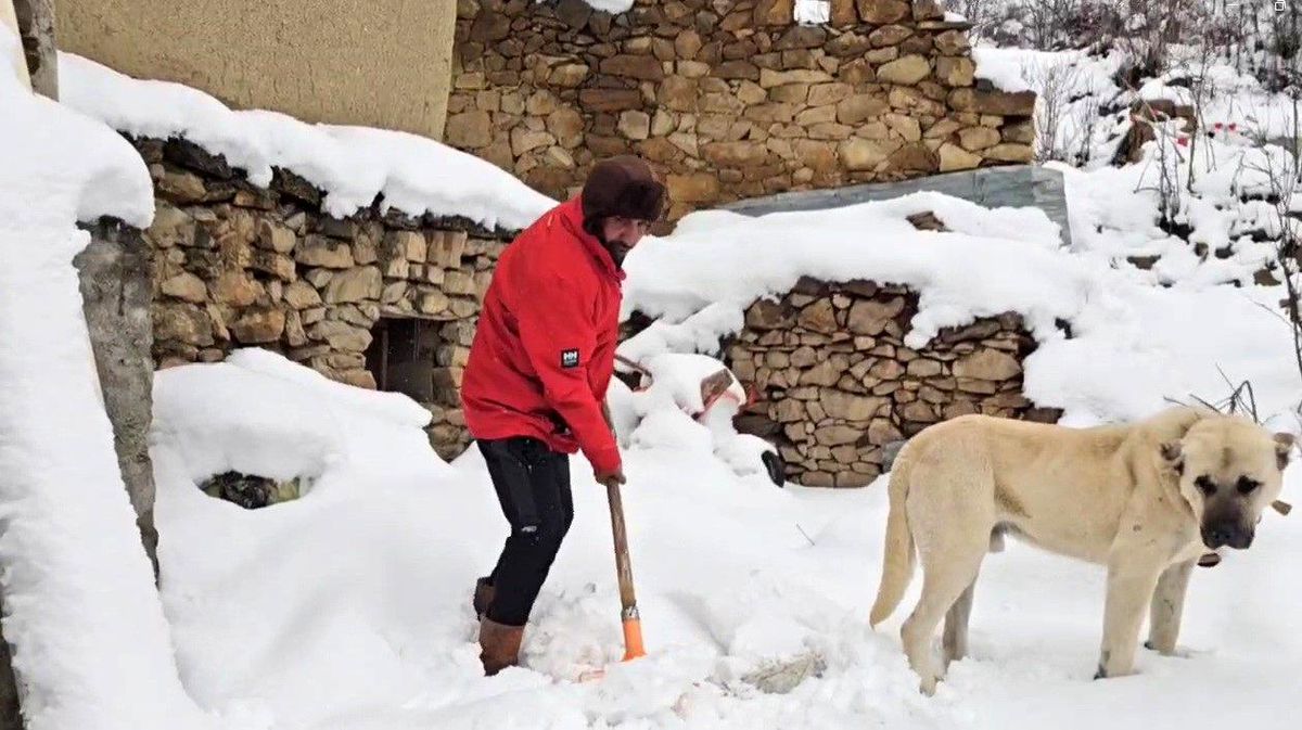 Erzincan'da hava soğudu, yüksek kesimlere kar yağdı