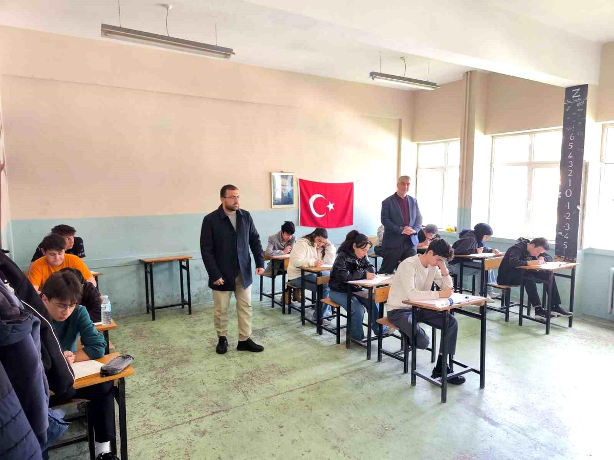 Gençler bilgileriyle umre için yarıştı