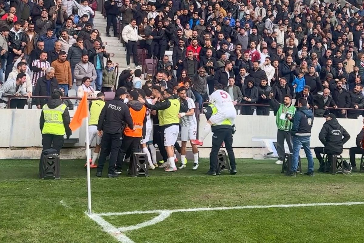 Gol attılar! Sevincini arkadaşları ya da taraftarlar yerine bakın kiminle paylaştı
