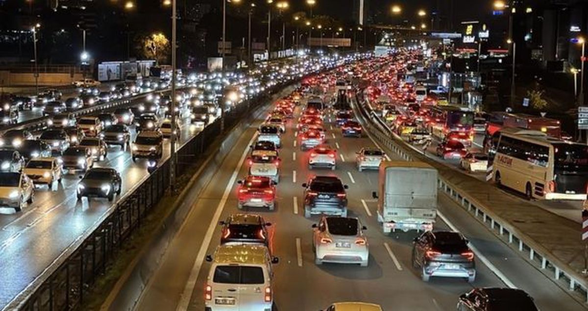 İstanbul'da trafik var mı? SON DAKİKA! 12 Nisan Pazar hangi ilçelerde trafik var, hangi yollar kapalı?