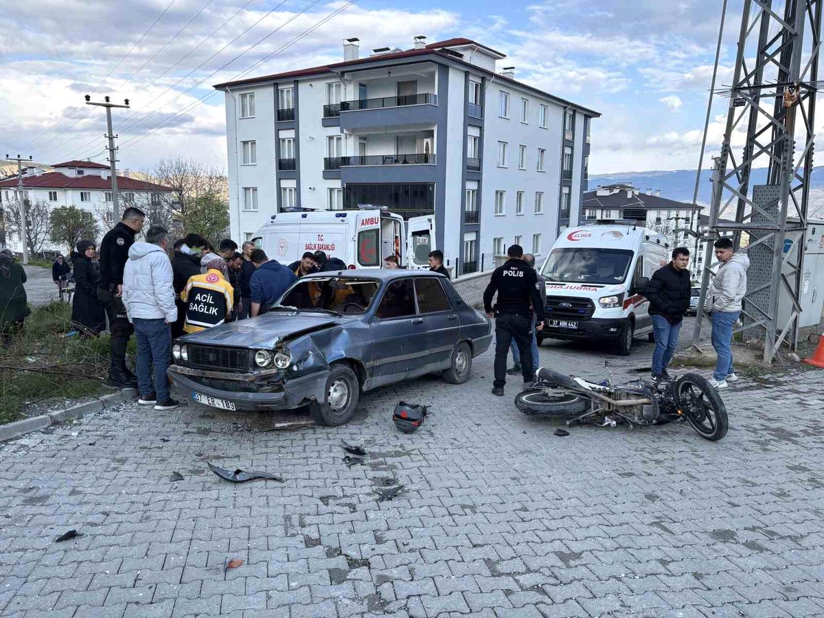 Kastamonu'da otomobil ile motosiklet çarpıştı: 3 yaralı