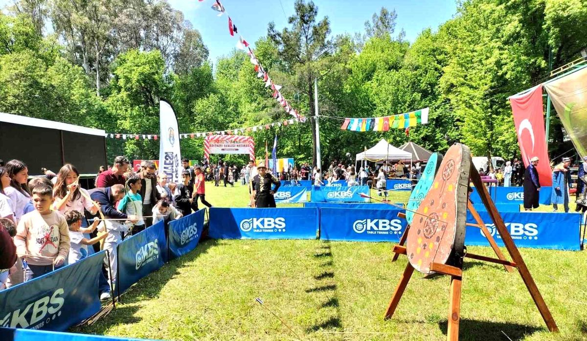 Köyceğiz'de gönüllü eğitmen, geleneksel okçuluğu halka sevdiriyor
