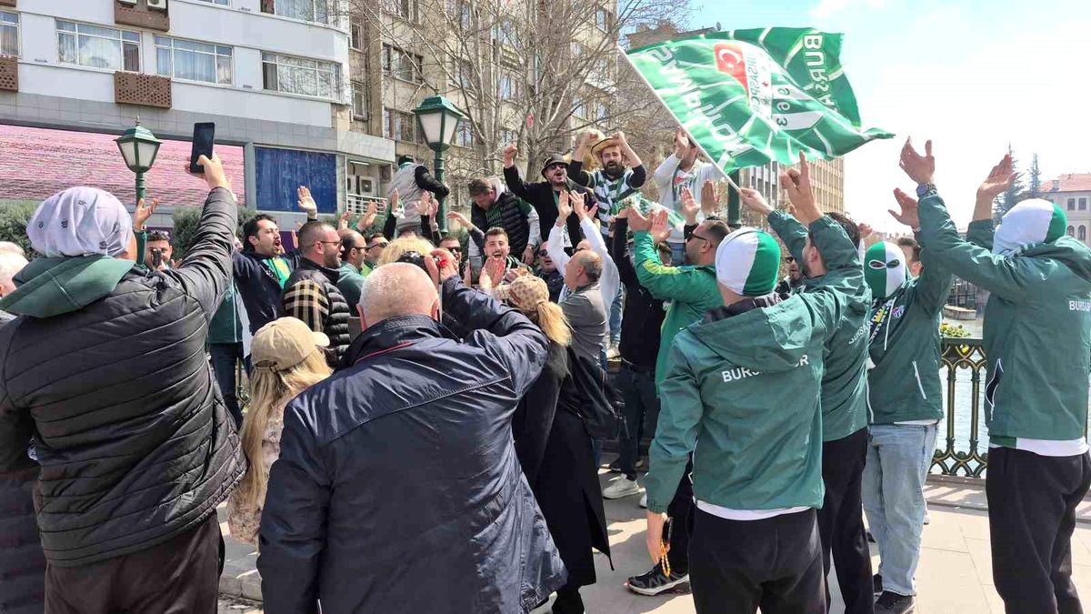 Maç için gelen Bursaspor taraftarı, Eskişehir'i hareketlendirdi