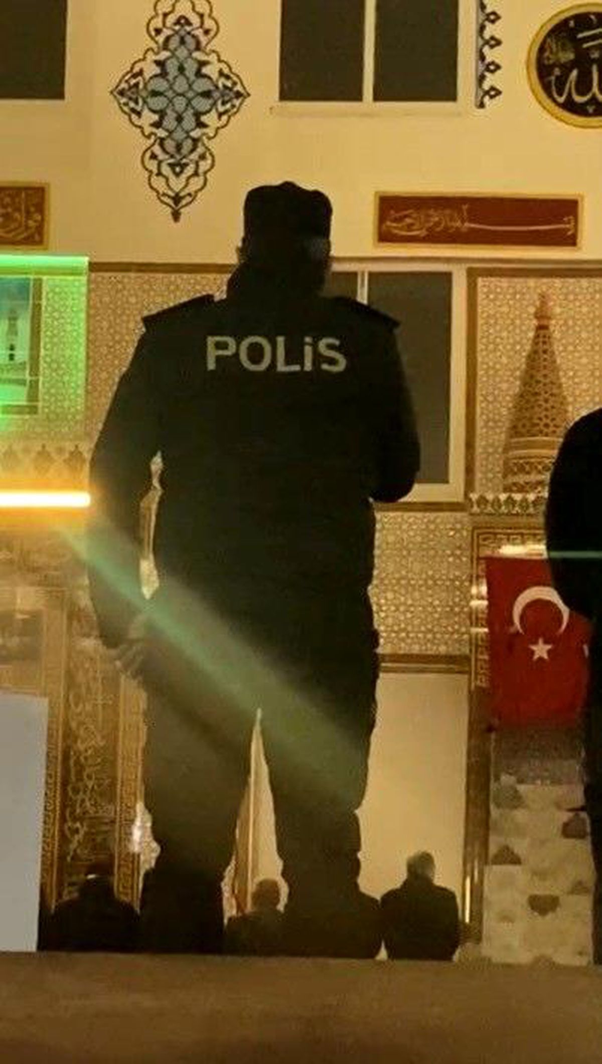 Namaza giden ilçe emniyet müdürü müezzinlik yaptı