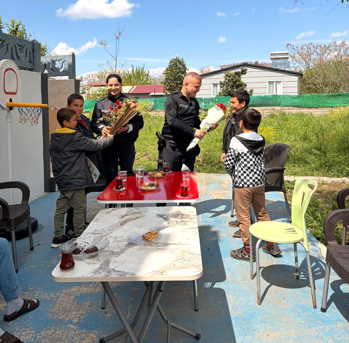 Osmaniye'de özel öğrencilerden polislere çiçekli sürpriz