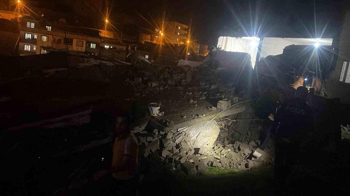 Siirt'te metruk bina çöktü