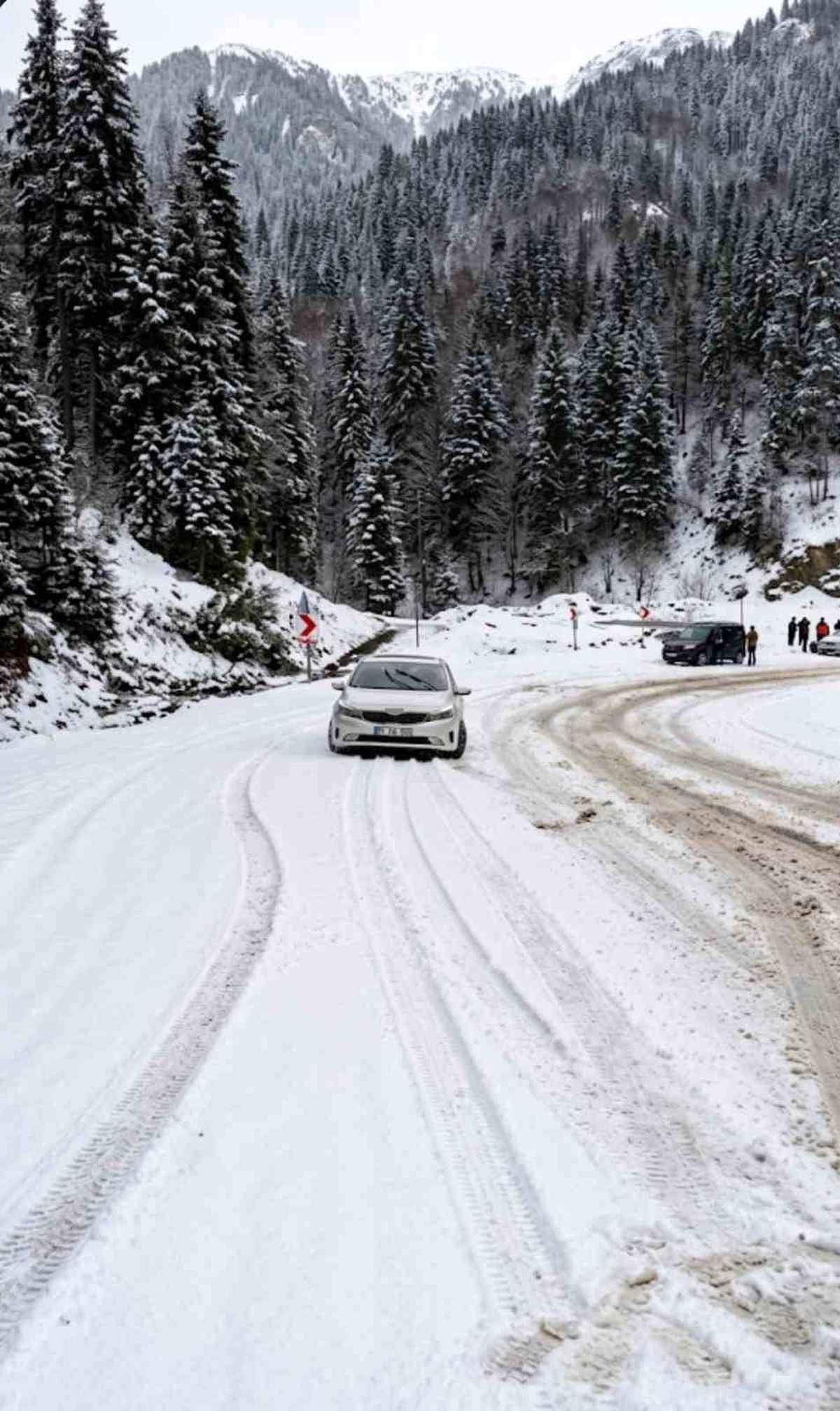 Sinop'ta kar yağışı etkili oldu, sürücüler zor anlar yaşadı