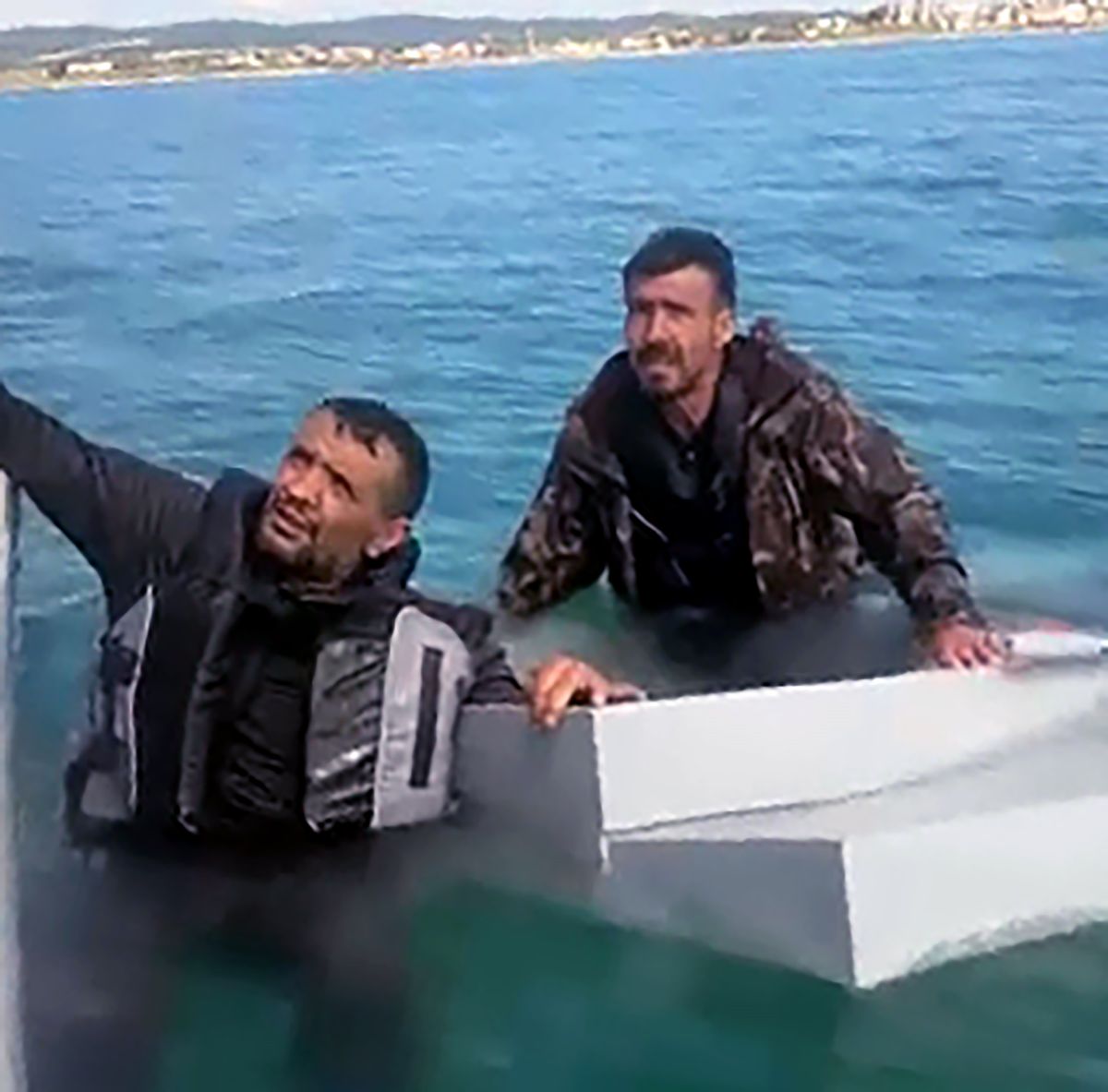 Su alan teknedeki 3 kişiyi, balıkçılar kurtardı