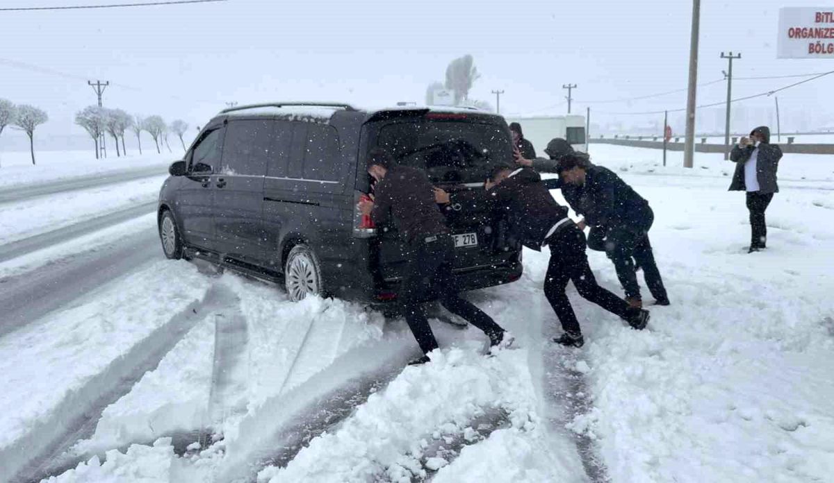 Tatvan'da nisan ayında şehir beyaza büründü