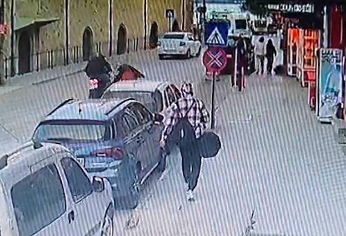 Yaya geçidinde karşıya geçen kadın, motosikletin çarpmasıyla yaralandı