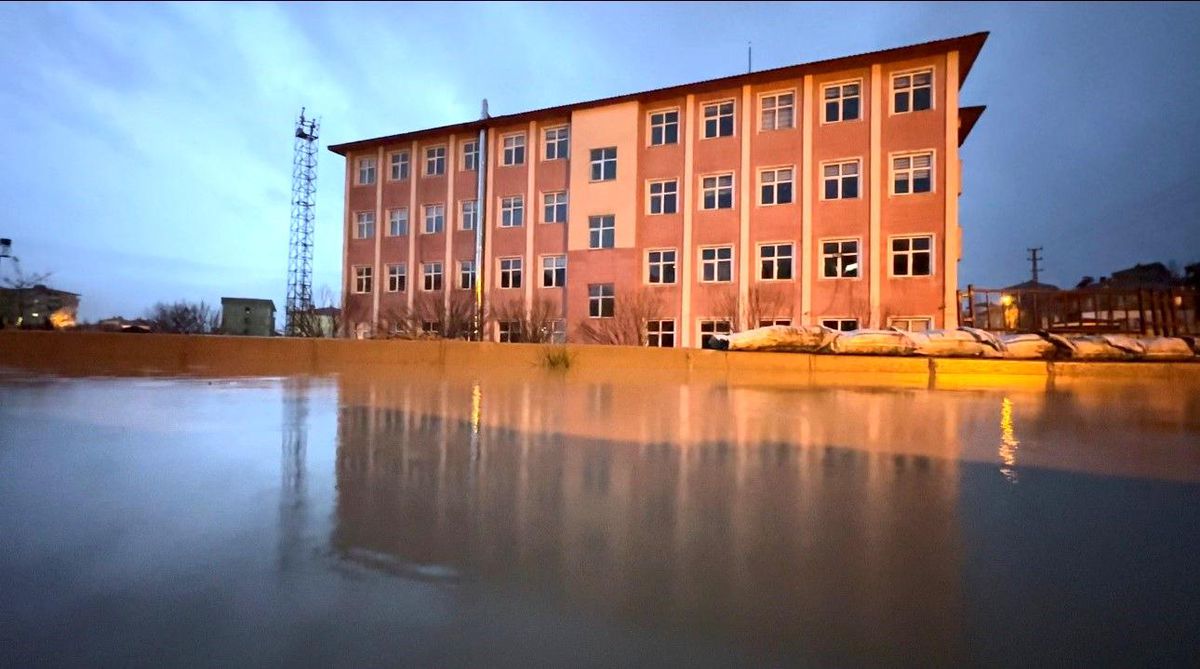 Yüksekova'da bir okul sular içinde kaldı