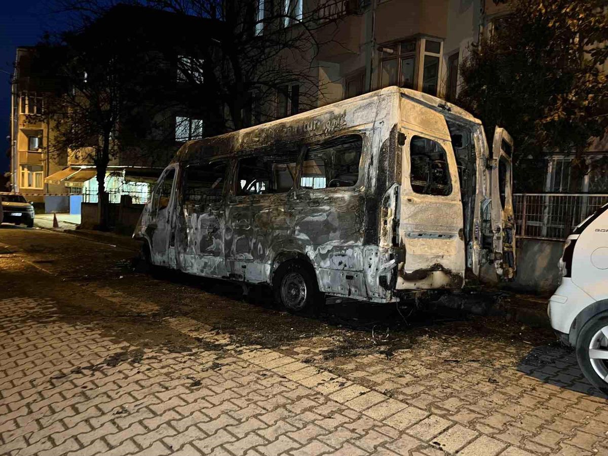 Avcılar'da park halindeki servis aracı alev alev yandı