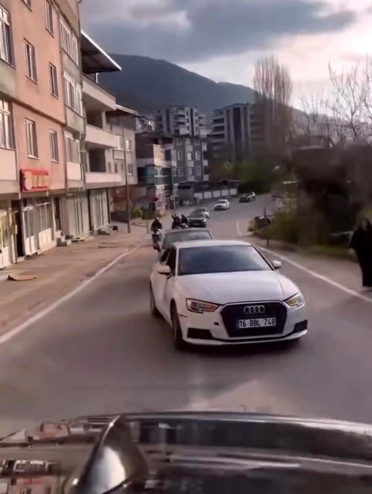 Bursa'da düğün konvoyunda tehlikeli şov