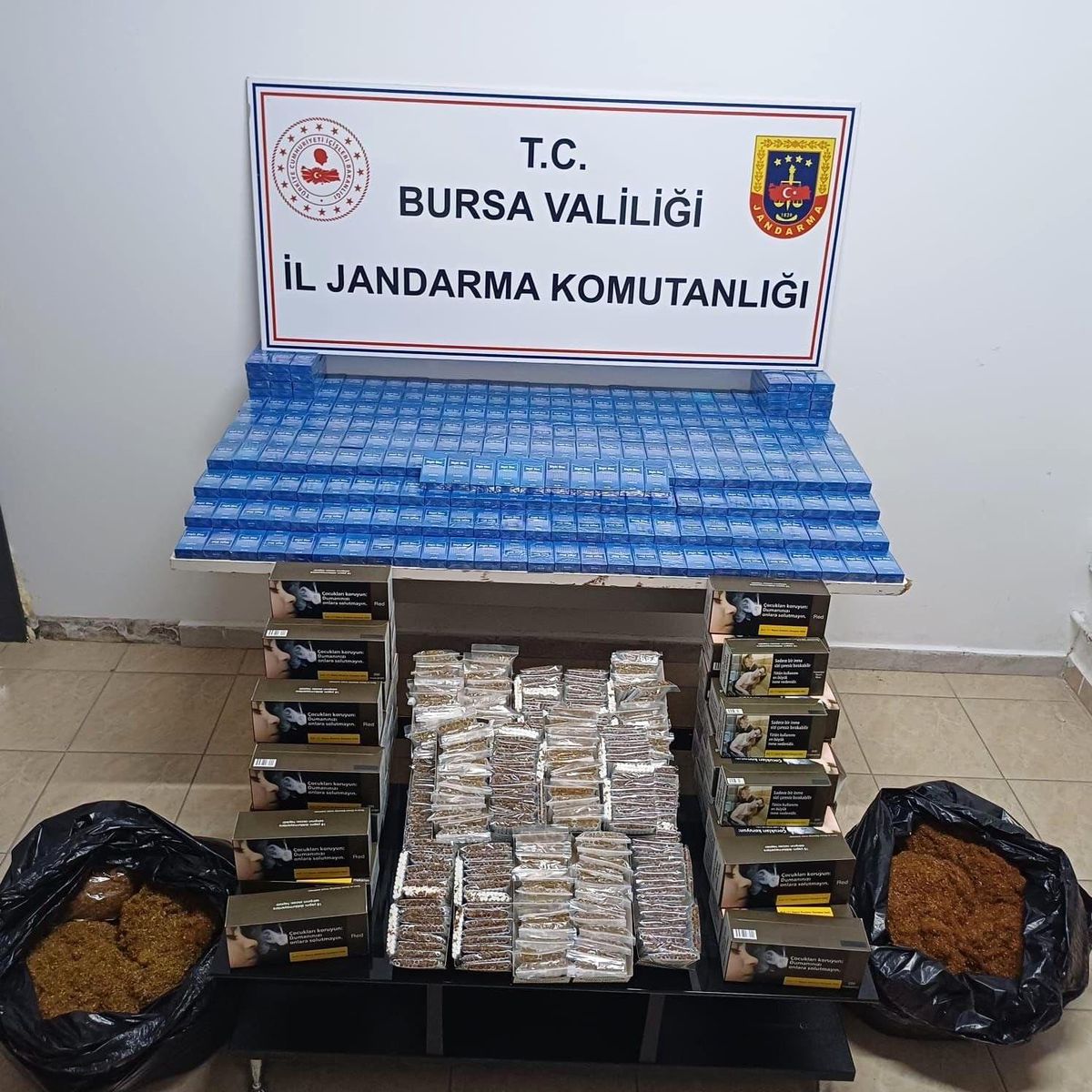 Bursa'da kaçak tütün operasyonu: On binlerce makaron ve sigara ele geçirildi
