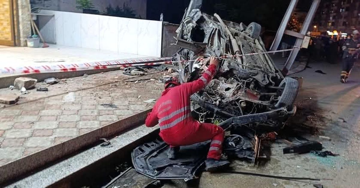 Dörtyol'da aydınlatma direğine çarpan araç hurdaya döndü: 2 yaralı