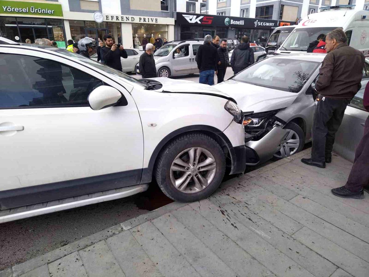 Erzincan'da trafik kazası: 2 yaralı