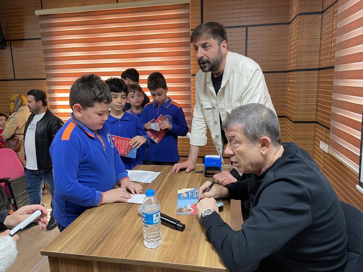 Eski milli futbolcu Tanju Çolak, Samsun'da öğrencilerle buluştu