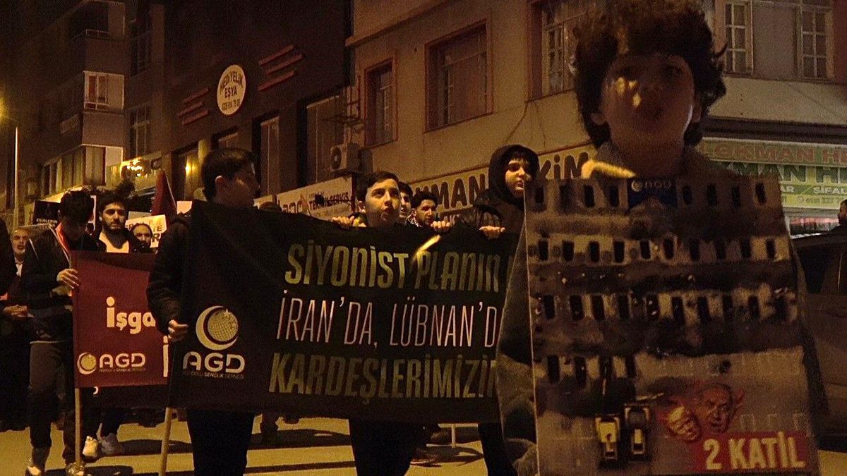 İsrail'in zulmünü protesto etmek için Netanyahu'yu "idam" ettiler