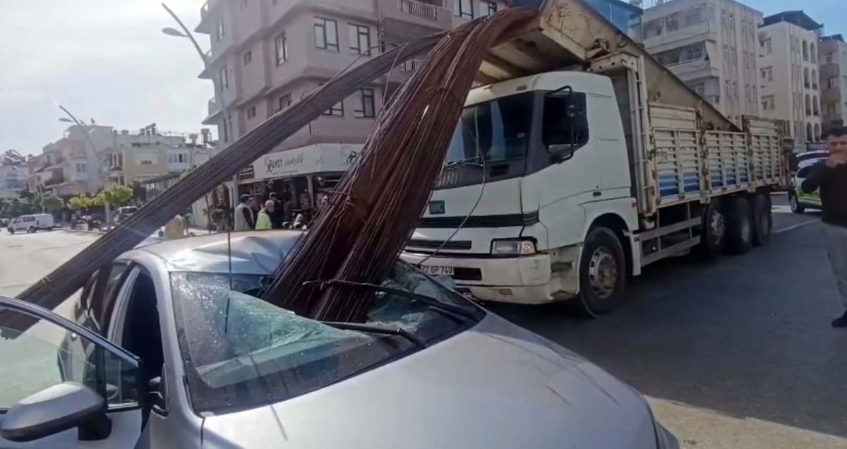 Kamyonun kasasından düşen inşaat demirleri, otomobilin tavanını deldi