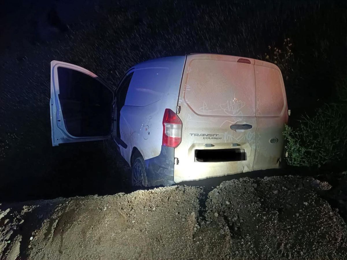 Kırıkhan'da şarampole devrilen hafif ticari aracın sürücüsü yaralandı