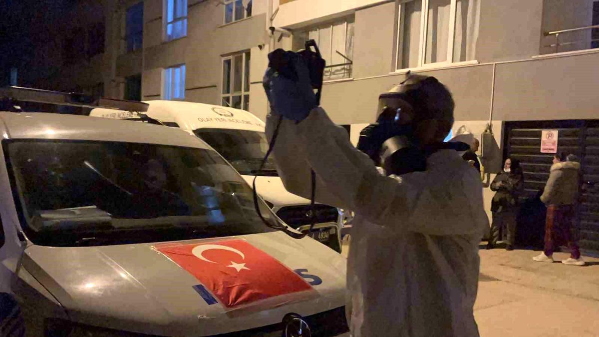 Komşuların kokulardan rahatsız olduğu daireden genç adamın cesedi çıktı