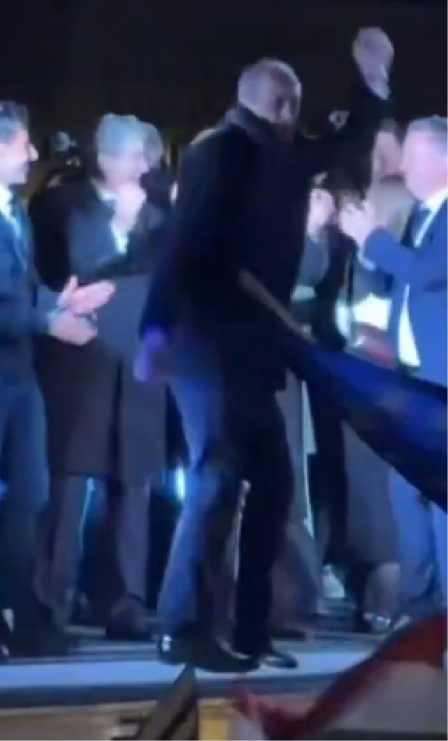 Macaristan'da Victor Orban, 16 yıl sonra görevi Peter Magyar'a bıraktı. Macaristan'da Victor Orban, 16 yıl sonra görevi Peter Magyar'a bıraktı.