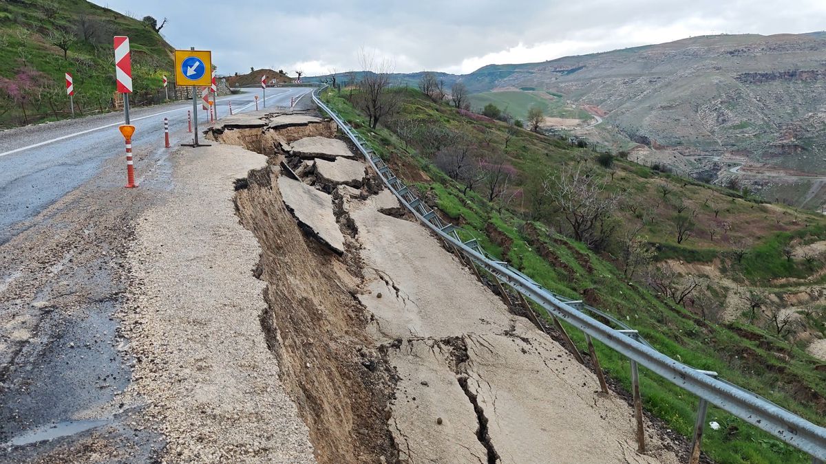 Siirt'te heyelan nedeniyle kara yolunda çökme meydana geldi