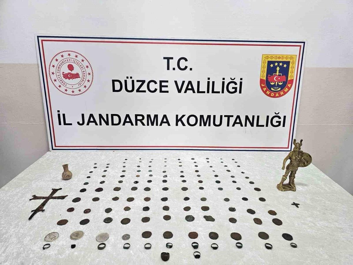 Tarihi eserleri satmak için müşteri ararken jandarmaya yakalandılar