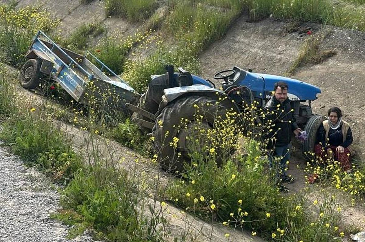 Turgutlu'da ön lastiği fırlayan traktör takla attı: 2 yaralı