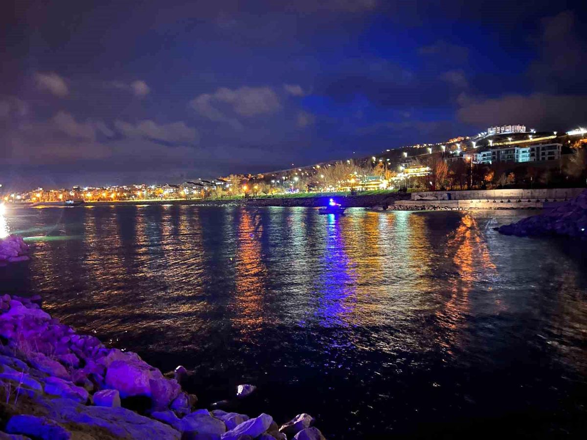 Van Gölü'ne düşen şahıs için kurtarma seferberliği