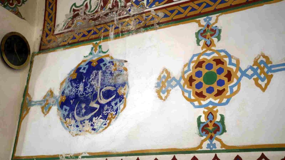5 asırlık miras alarm veriyor: Ahi Evran Cami'nin sıva ve boyaları dökülüyor