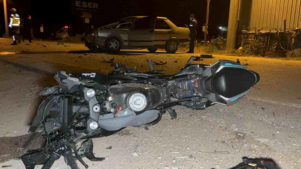 Acı kaza güvenlik kamerasına yansıdı; otomobille çarpışan motosiklet sürücüsü metrelerce havaya uçtu