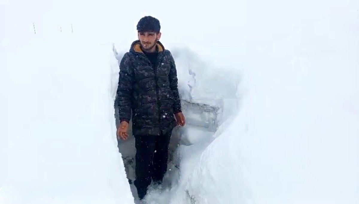 Ağrı'da Nisan ayında etkili olan kar kalınlığı insan boyunu aştı