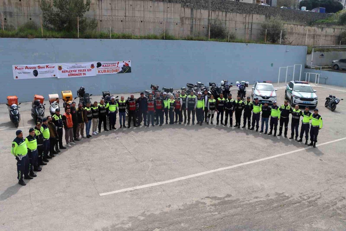 Aliağa'da motosiklet sürücülerine jandarmadan 'Güvenli Sürüş' eğitimi
