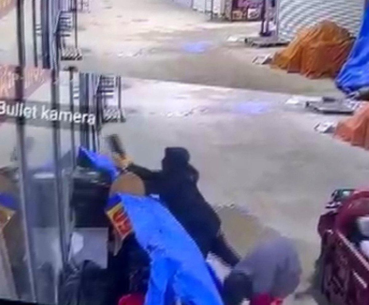 Alışveriş yaparcasına numaralarına bakarak 50 bin TL'lik ayakkabıları çaldılar