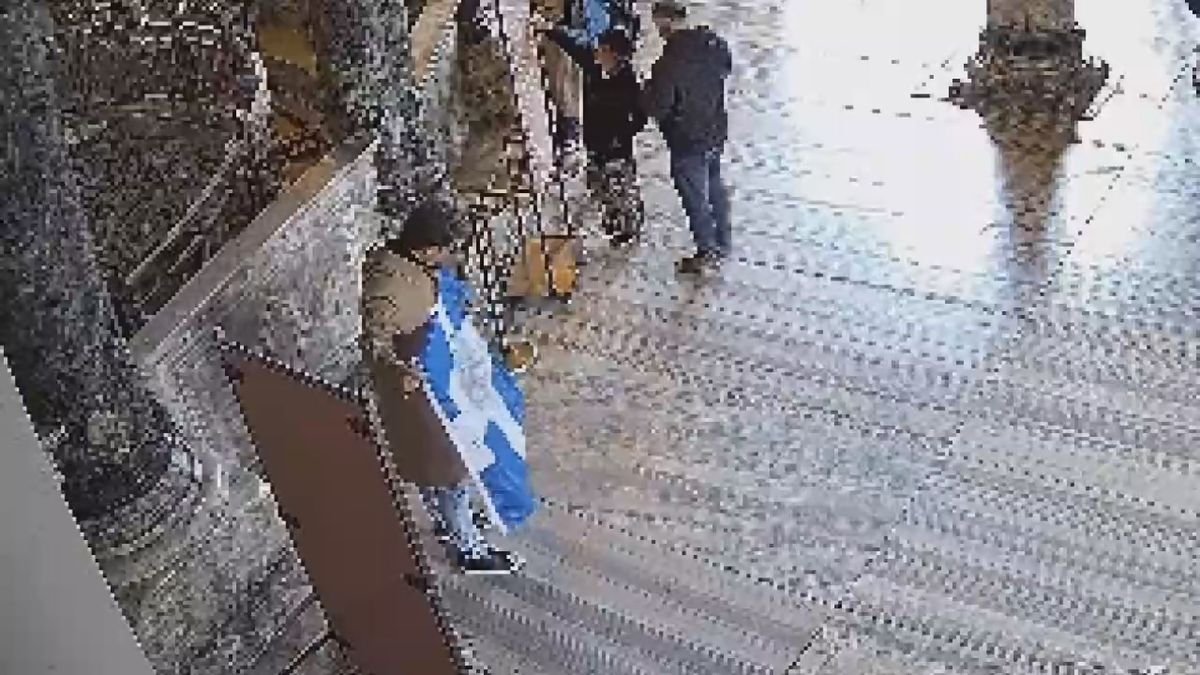 Ayasofya Camii'nde dini ve ideolojik içerik taşıyan sembolik bayrak açan 2 şüpheli tutuklandı / Ek bilgi